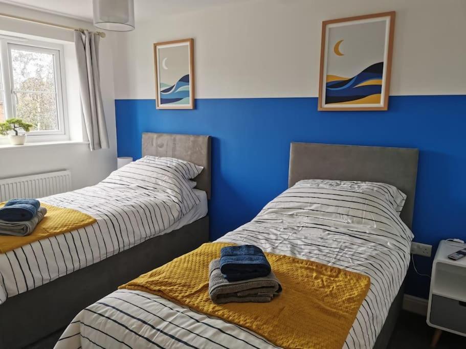 Modern Roomy 3 Bedroom Home Першор Екстериор снимка