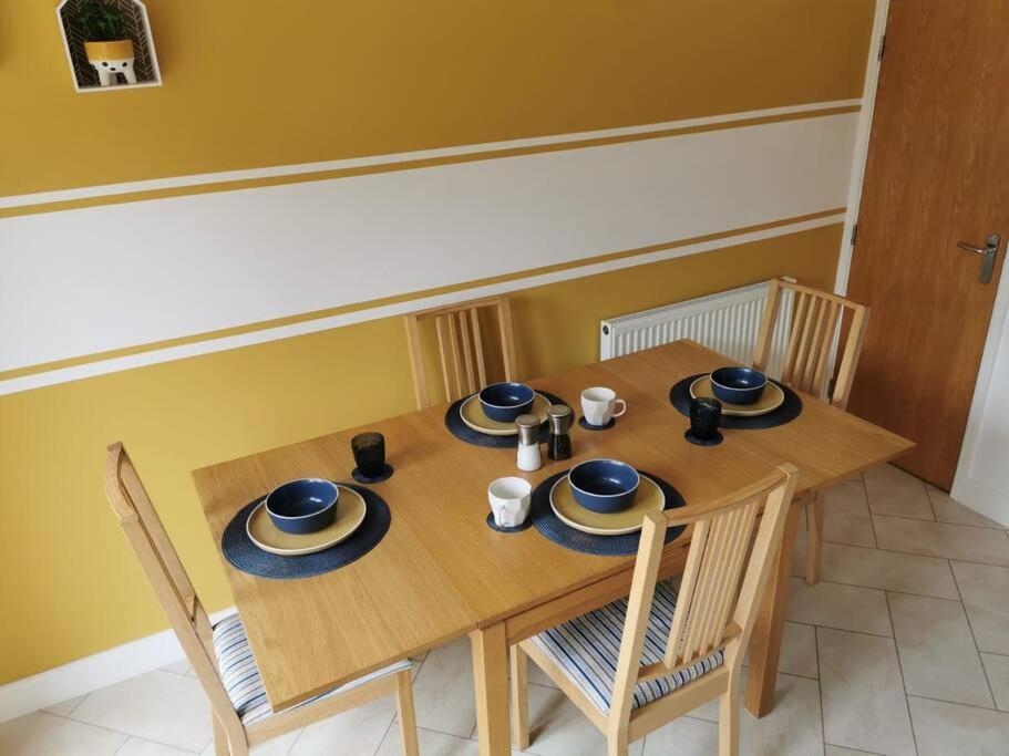 Modern Roomy 3 Bedroom Home Першор Екстериор снимка